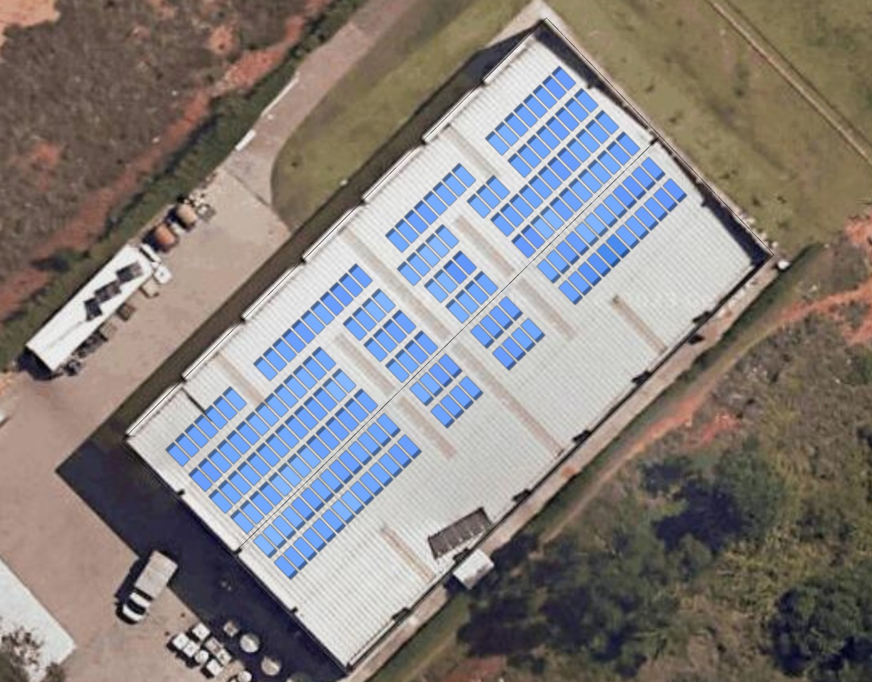 Vista aérea de galpão industrial com sistema fotovoltaico