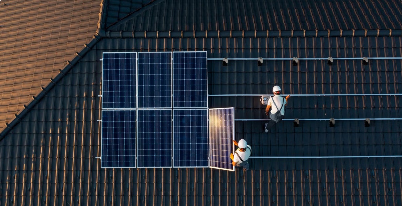Instalação de painéis solares em telhado residencial